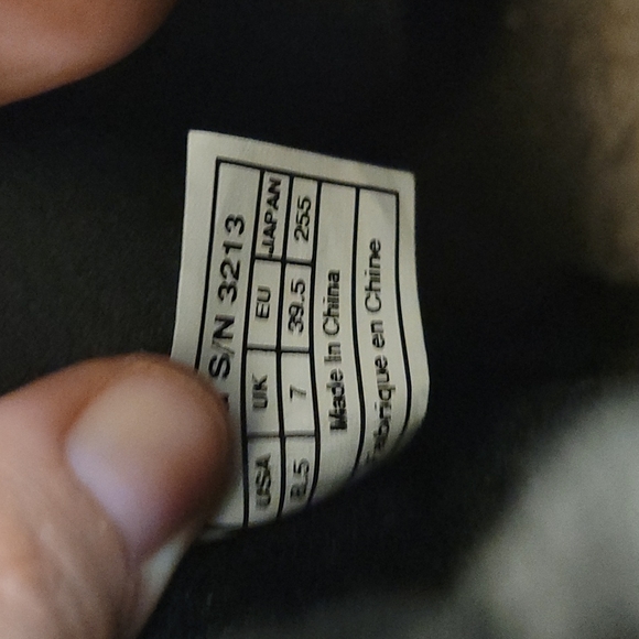 UGG - Picture 8 of 8